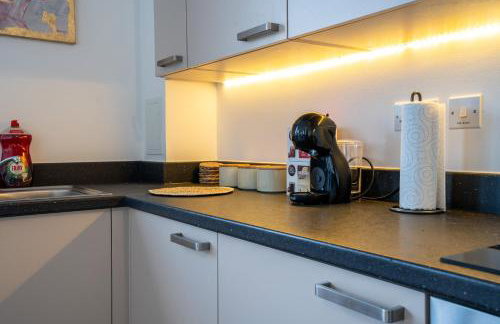 Central Wembley Stadium Luxe Stay with Pool Table - Foto 15