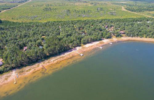 Waterfront Escape on Big Sand Lake with Private Dock - Foto 45