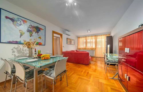 Cityscape Comfort Apartment With Garage - Happy Rentals - Photo 2