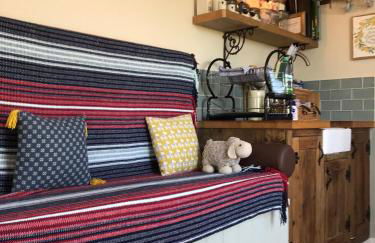 Shepherds Hut with Hot Tub - Foto 5