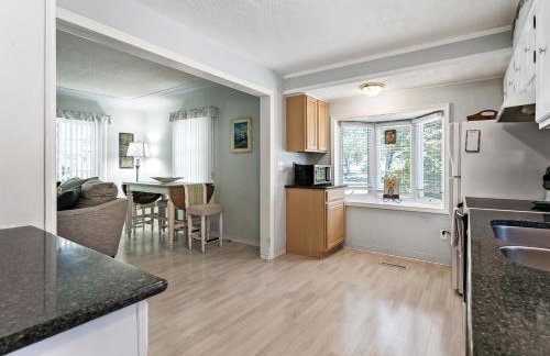 Peaceful Pastel - Cheerful Cottage Close to Pere Marquette and Muskegon Lake - Pet Friendly - Foto 6