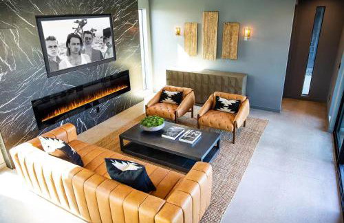 Black C House Modern w pool spa - Photo 16