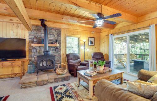 Hot Tub and Games! Lakeside Sherwood Forest Cabin - Foto 6