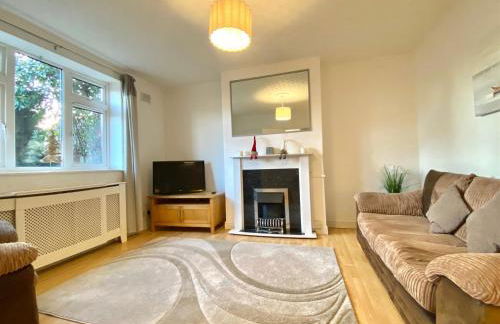 Spacious 3BR Home with Garden and Parking - Photo 19