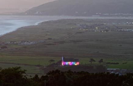 Enlli Fach cabin sleep's 2 adults and 2 children 2 dogs welcome not suitable for contract workers due to parking height restrictions - Photo 52