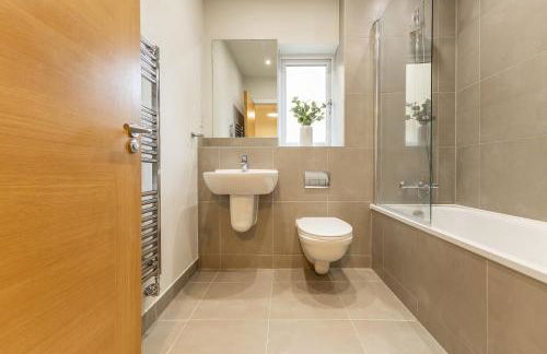 Heathrow House with Parking - Sleeps 5 near M25, Virginia Water, Thorpe Park & Legoland, Mid To Long Term Bookings Welcome - Foto 13