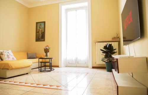 Wonderful downtown apartment-HD NETFLIX, KING-SIZE BED, two minutes' walk from metro - Foto 10