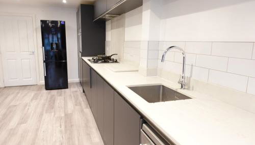 4 bedroom, Sleeps 12, Free Parking - Foto 2