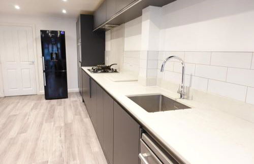 4 bedroom, Sleeps 12, Free Parking - Foto 2