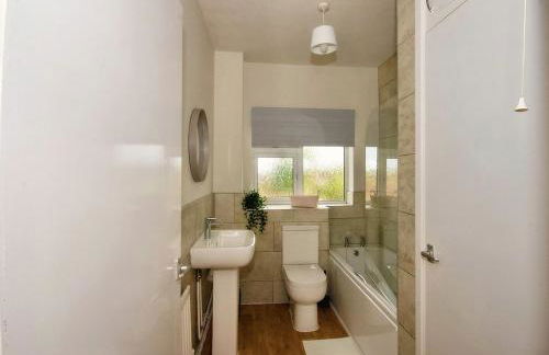 #33 Beautiful 2 bed apt Tamworth Private Parking - Photo 4