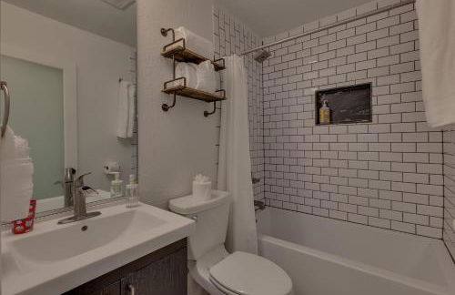 Moon Dune Chalet by Tahoe Getaways - Remodeled 3 BR Cabin plus Loft w Fenced Yard & Walk to Beach or Dining - Foto 10