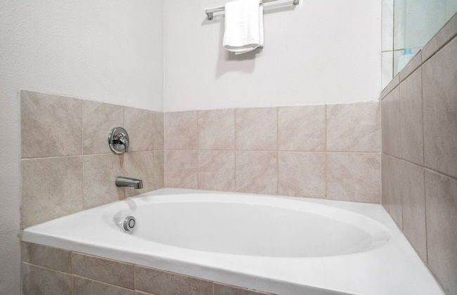 Spacious Fort Worth House Ideal for Relocations - Foto 20