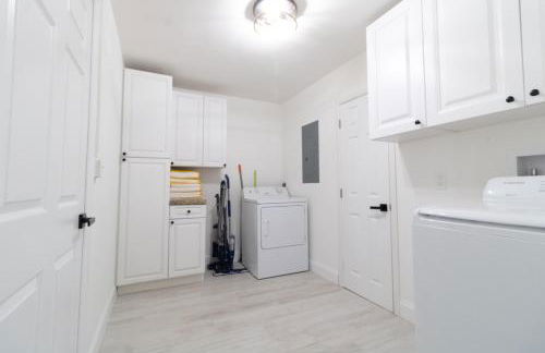 NEW Riverside Retreat with Pool - Foto 11