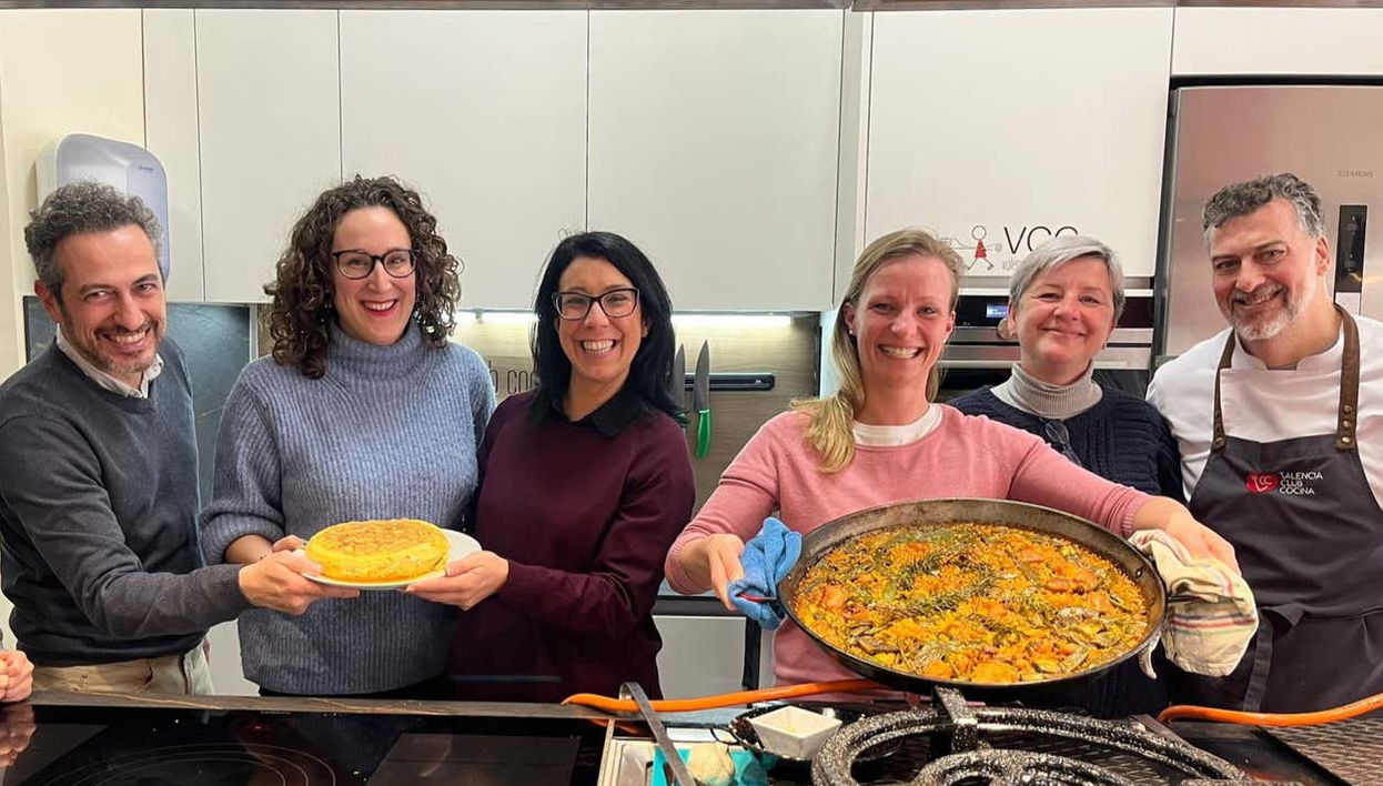 Mostrando la paella pronta