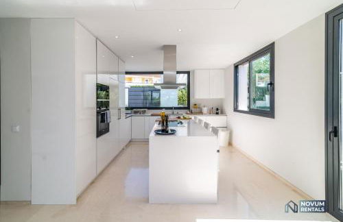 Remarkable 5-BDRM Villa - Heated POOL & GYM - Photo 15