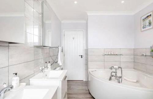 Tigh Na Mhor , Hot Tub , Games Room , 5 Bedroom ,Sleeps 13 , Large Villa - Photo 19