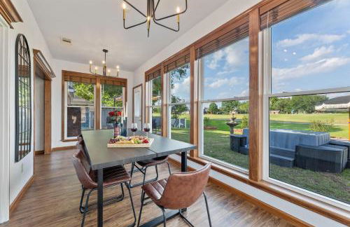 Golf-Side Luxe Escape Sleeps 13 Hot Tub & Theater - Foto 9