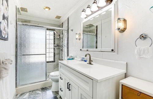 Furnished Sunroom with TV! Canal-Front Bradenton Gem - Foto 22