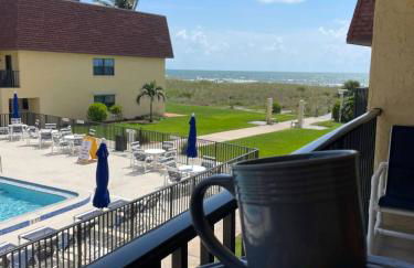 Beachfront with heated pool, 60 seconds to beach - Foto 1