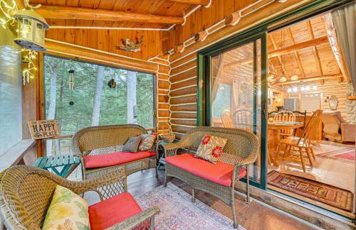 On-Site Pond and Trails Lake Luzerne Cabin - Foto 1