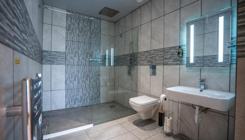 Thyme Lodge 2BR with Hot Tub near Black Mountain - Foto 4, Shower