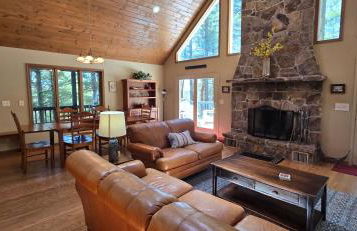 Tall Pines- 5-bedroom 3-bath with hot tub and more! - Foto 7