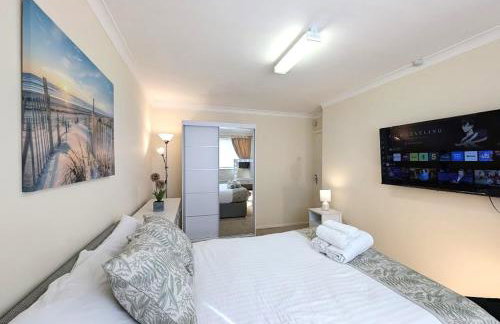 A cosy & stylish two-bed bungalow with garden & parking, close to a shopping centre, motorways and bus stops - Foto 7