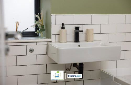 2 Bedroom Apartment By Green Haven Escapes Short Lets & Serviced Accommodation In Leeds with Free WiFi & Parking - Photo 24