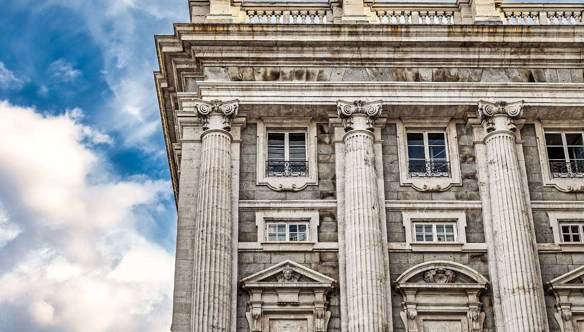 Free tour delle Regine di Spagna - Foto 2, Contemplando la facciata del Palazzo Reale di Madrid