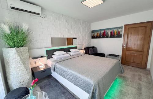 Apartment PLAZA -Wallbox 11kW- Private SPA- Jacuzzi, Infrared Sauna, Luxury massage chair, Parking, Entry with PIN 0 - 24h, FREE CANCELLATION 24 hours before Check In,Premium pillows and mattress - Photo 42