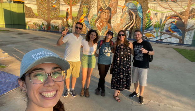 Foto de grupo com a guia do free tour por Foz do Iguaçu