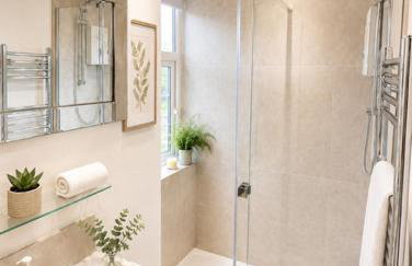 Going Going ! 4 Min walk to Beach, Pubs, Restaurants, Shops, Heated Pool, Hottub, Games room, 1 acre Garden, BBQ's, Private Parking, WIFI, Basesets acre, Other dates also ! - Foto 13