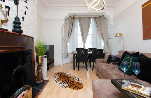 Ann Apartments opposite the Pier with sea view - Photo 2