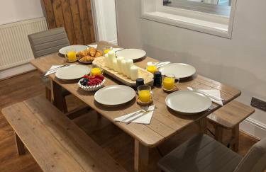 Stylish Designer Cottage - Sleeps 7 - Free Parking - Photo 6