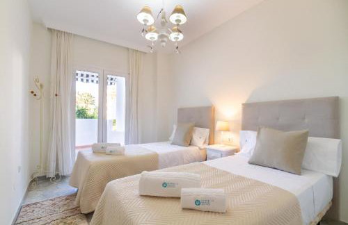 MARBELLA BANUS SUITES - Banús Playa Rocío - 3BR - 3BA - Direct Beach & Sea Access Complex - Outdoor Terrace w Garden Views - Pool - 3 Min Walk to Puerto Banús & Corte Ing Luxury Shopping - Ideal for Families - Foto 34