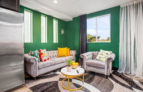 Spacious Luxury Villas in the heart of LA! Free parking and Jacuzzi - Photo 36