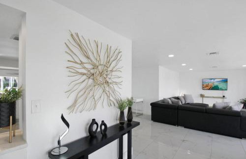 Chic & modern canal-front retreat with private pool - Azure Tides - Photo 8
