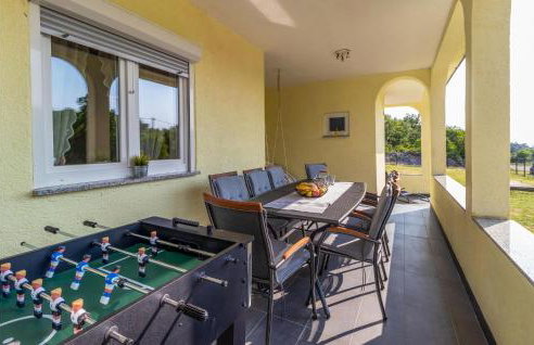 3 Bedroom Beautiful Apartment In Susanj - Photo 8
