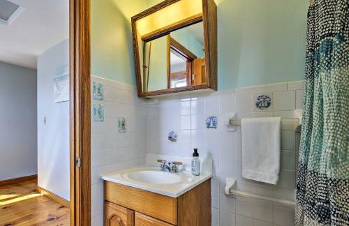 Oceanfront Cape Cod Home with Porch, Yard and Grill! - Foto 15