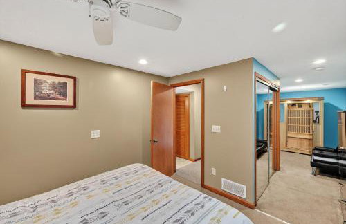 Cozy Retreat with Hot Tub in Peaceful Goshen home - Foto 17