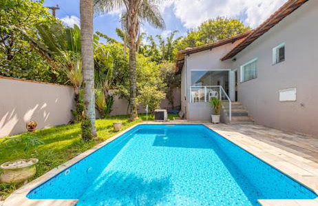 Casa com Piscina, Churrasqueira e Quartos amplos - Foto 1