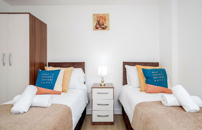 Impeccable 2-bed Apartment in Romford - Photo 9