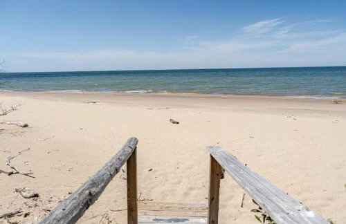 All the Waters Retro Home on Lake Michigan- Your Own PRIVATE BEACH - Foto 1