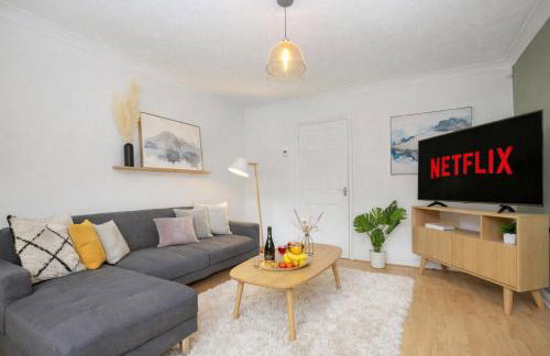Detached House - Prime Location - Free Parking, Fast Wifi and Smart TVs with Sky TV and Netflix by Yoko Property - Photo 10