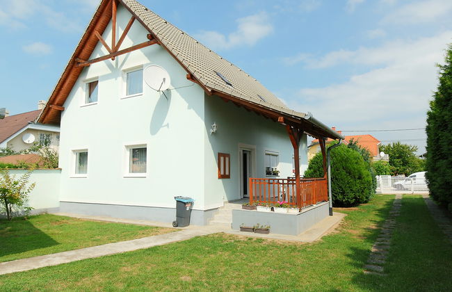 6 bedroom House in Balatonszárszó with garden and terrace - Photo 1