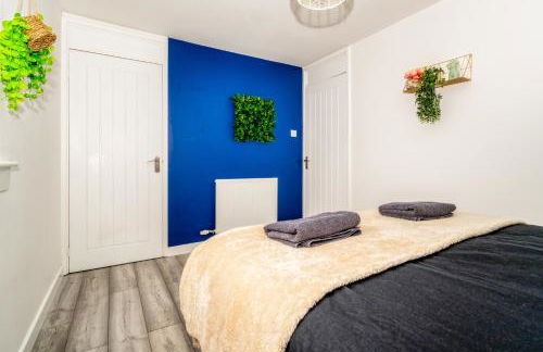 Sleek and Stylish 3 Bed in Greenock - Sleeps 8 - Photo 20