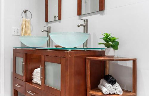 Centrally Located 4BD Oasis with Pool & Movie Patio - Foto 42