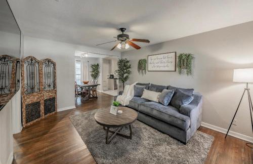 KING BED-Pet Friendly- Sleeps 7- Close to Everything-TCU-Magnolia-Cultural District-Hospitals-At&T Stadium - Foto 4