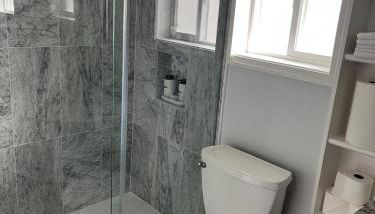 SEA Airport Coastal Home, located just 15 min from SeaTac Airport and 5 min from Des Moines Marina - Foto 4, Shower