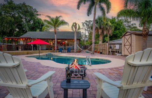 Tropical Oasis- Pickleball, Pool, Hot Tub- 15 min to beach - Photo 6